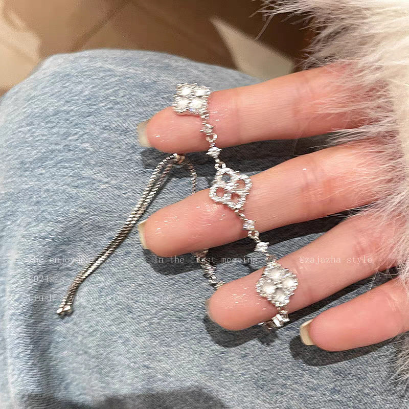 Feminine and exclusive women's jewelry pieces