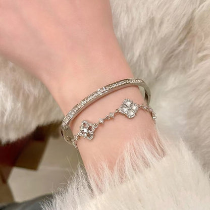 Feminine and exclusive women's jewelry pieces